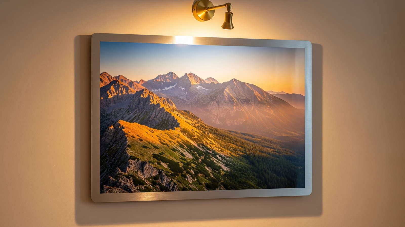 Grote glanzende metaaldruk van de Tatra-bergen bij zonsopgang in galeriesetting met messing schilderijlamp erboven