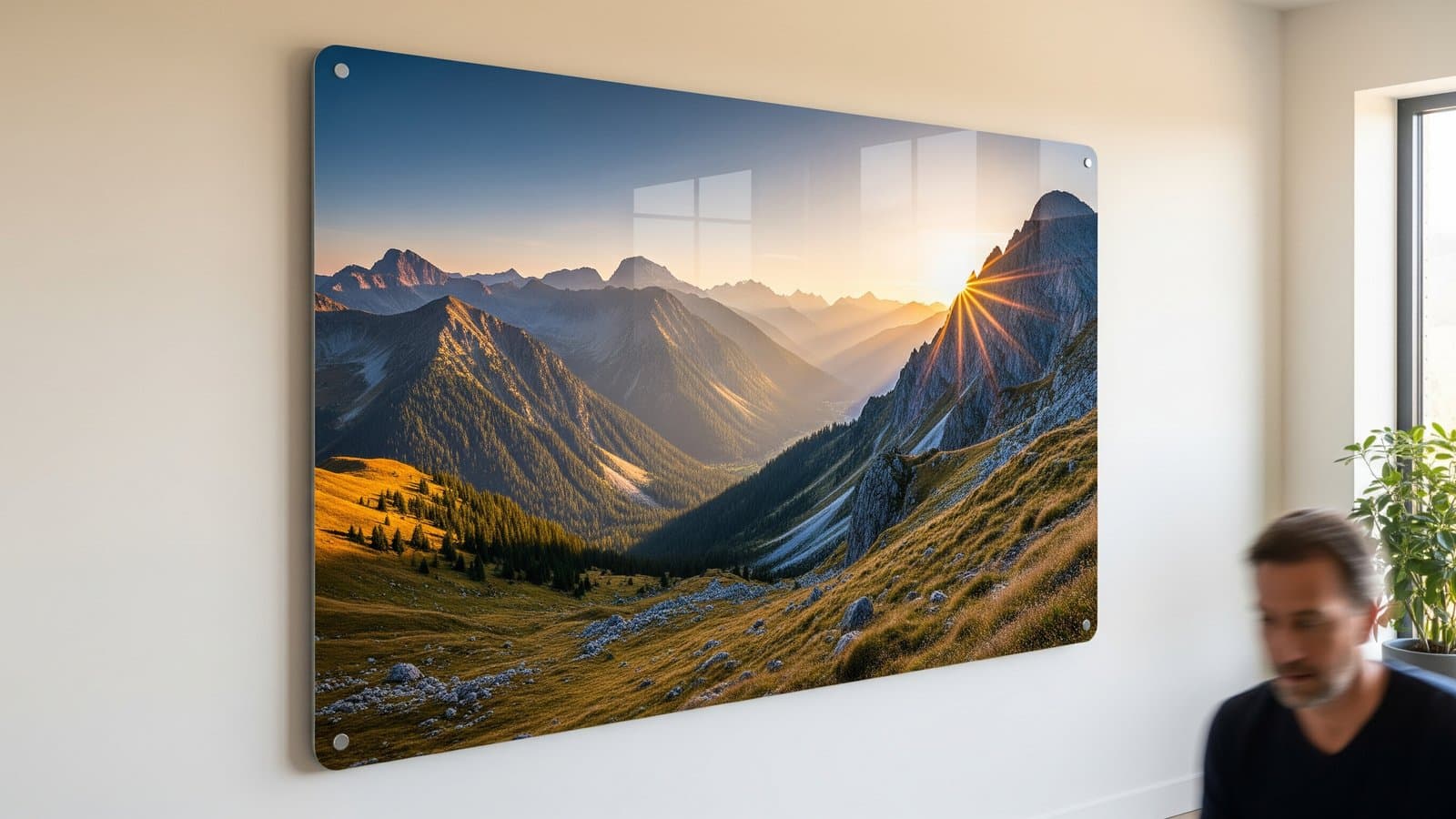 Een grote metaaldruk The Statement van 42×30 cm met een berglandschap, gemonteerd boven een sidetable in een lichte kamer