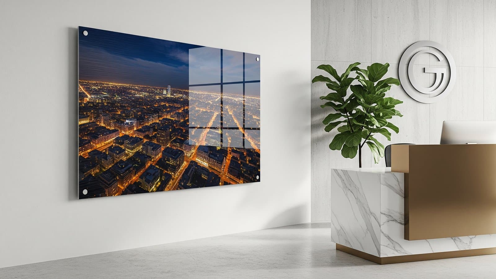 Dramatische metaaldruk van een luchtfoto stadslandschap achter een strak receptiebureau in een modern kantoor
