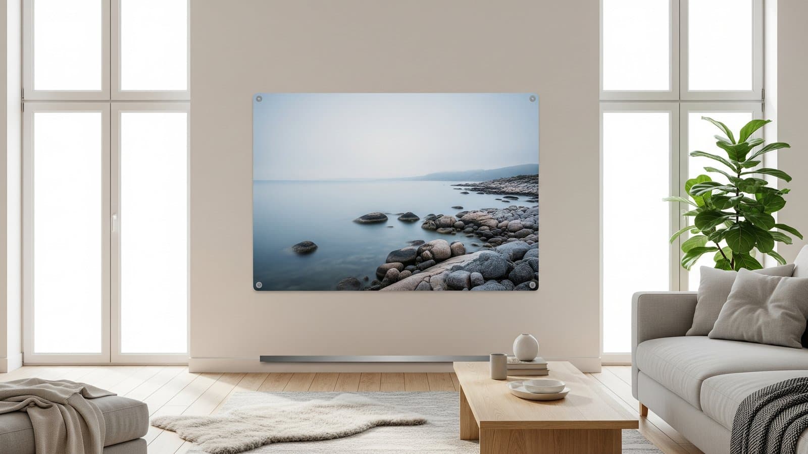 Matte metaaldruk van een Scandinavische kustlijn als middelpunt in een Scandinavisch-minimalistische woonkamer
