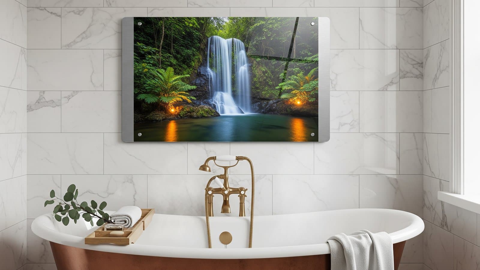 Glanzende metaaldruk met watervalfoto boven een koperen badkuip in een luxe badkamer met stoom