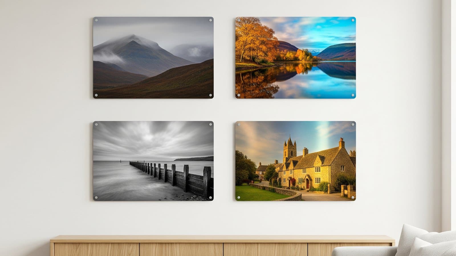 Parede de galeria com quatro impressões em metal personalizadas de fotos de viagem numa sala moderna portuguesa