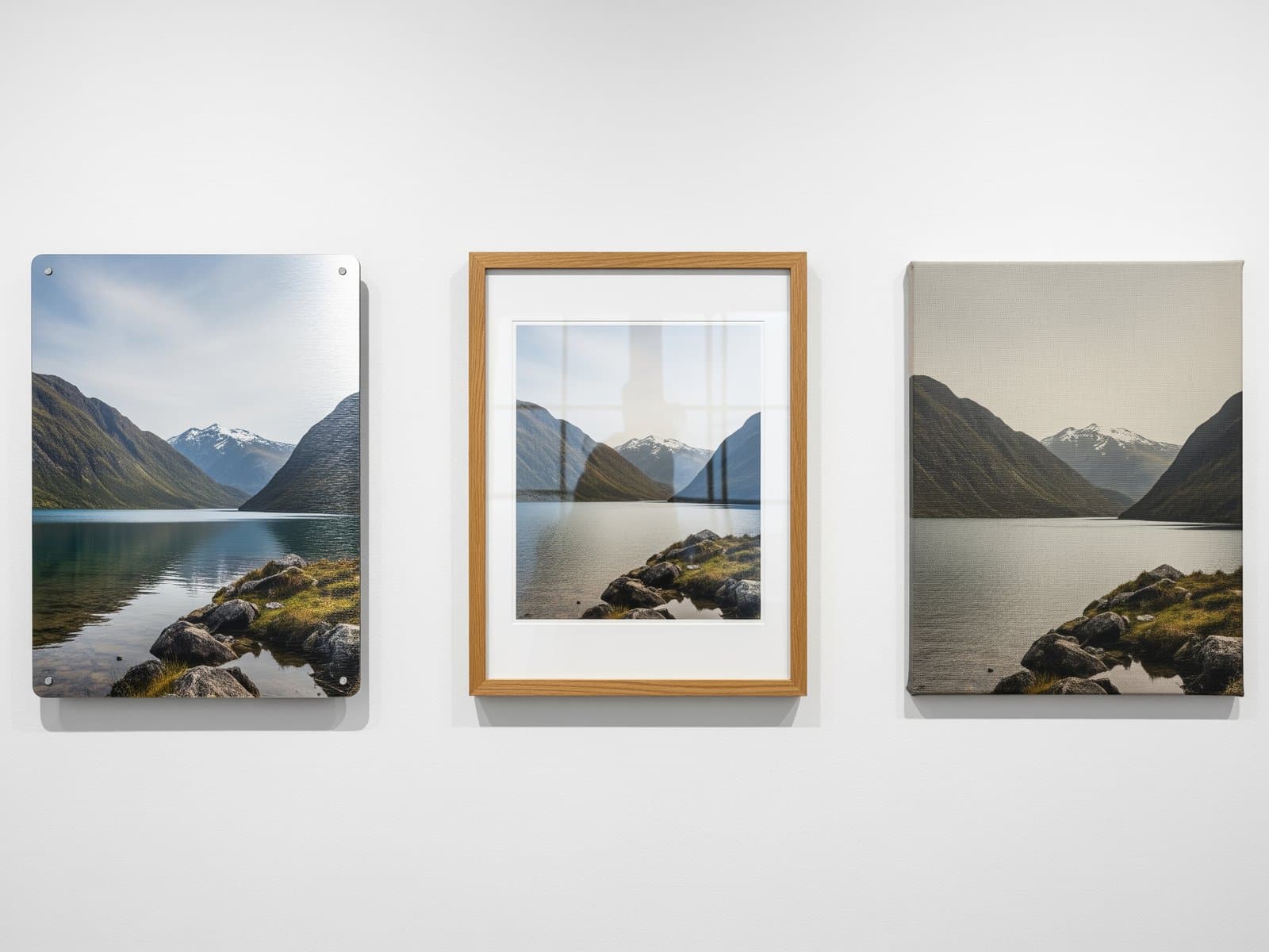 Dezelfde landschapsfoto getoond als metaaldruk, ingelijste papierafdruk en canvasafdruk naast elkaar