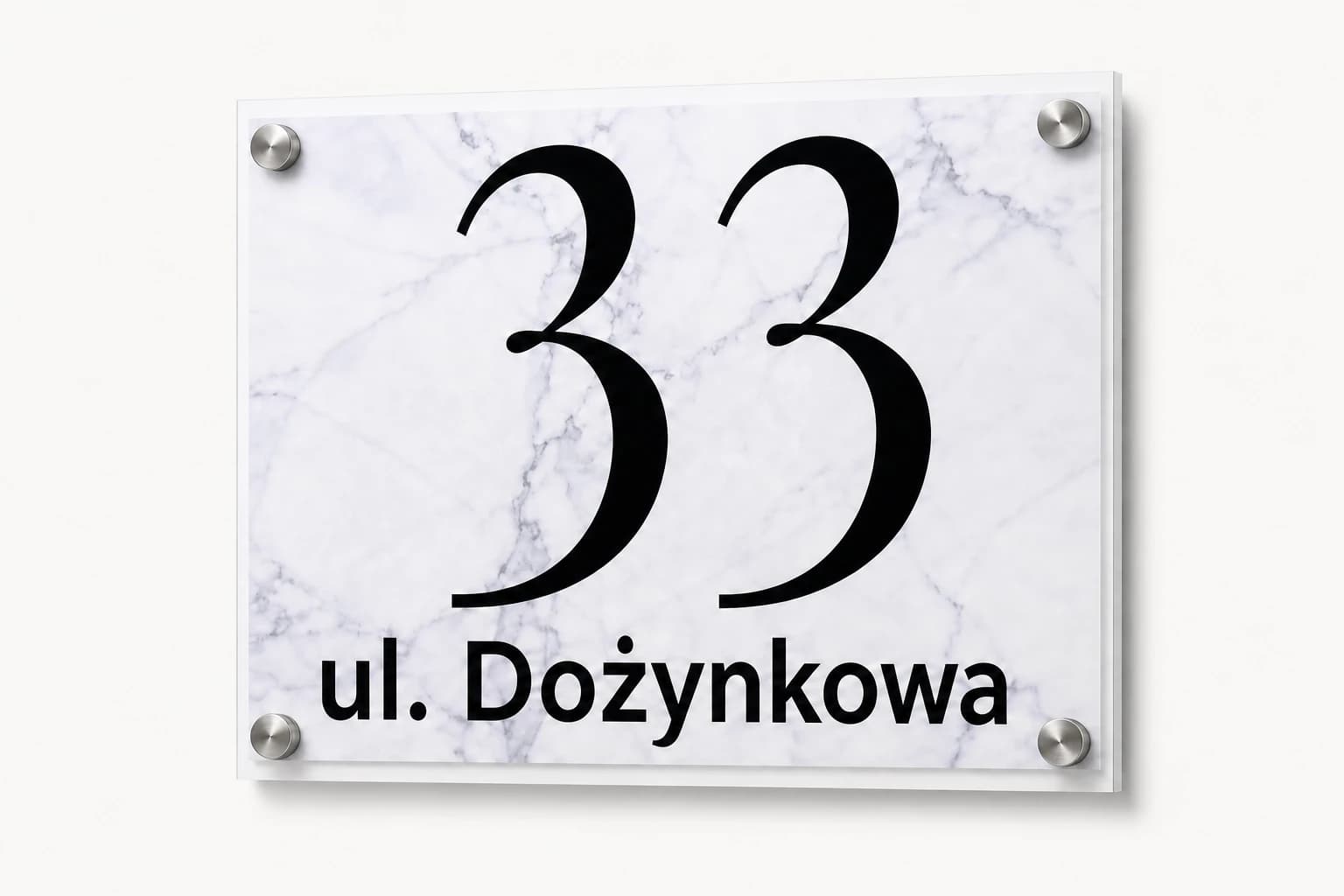 Przykładowa personalizowana marmurowa Tabliczka Adresowa zamontowana na czterech dystansach mechanicznych