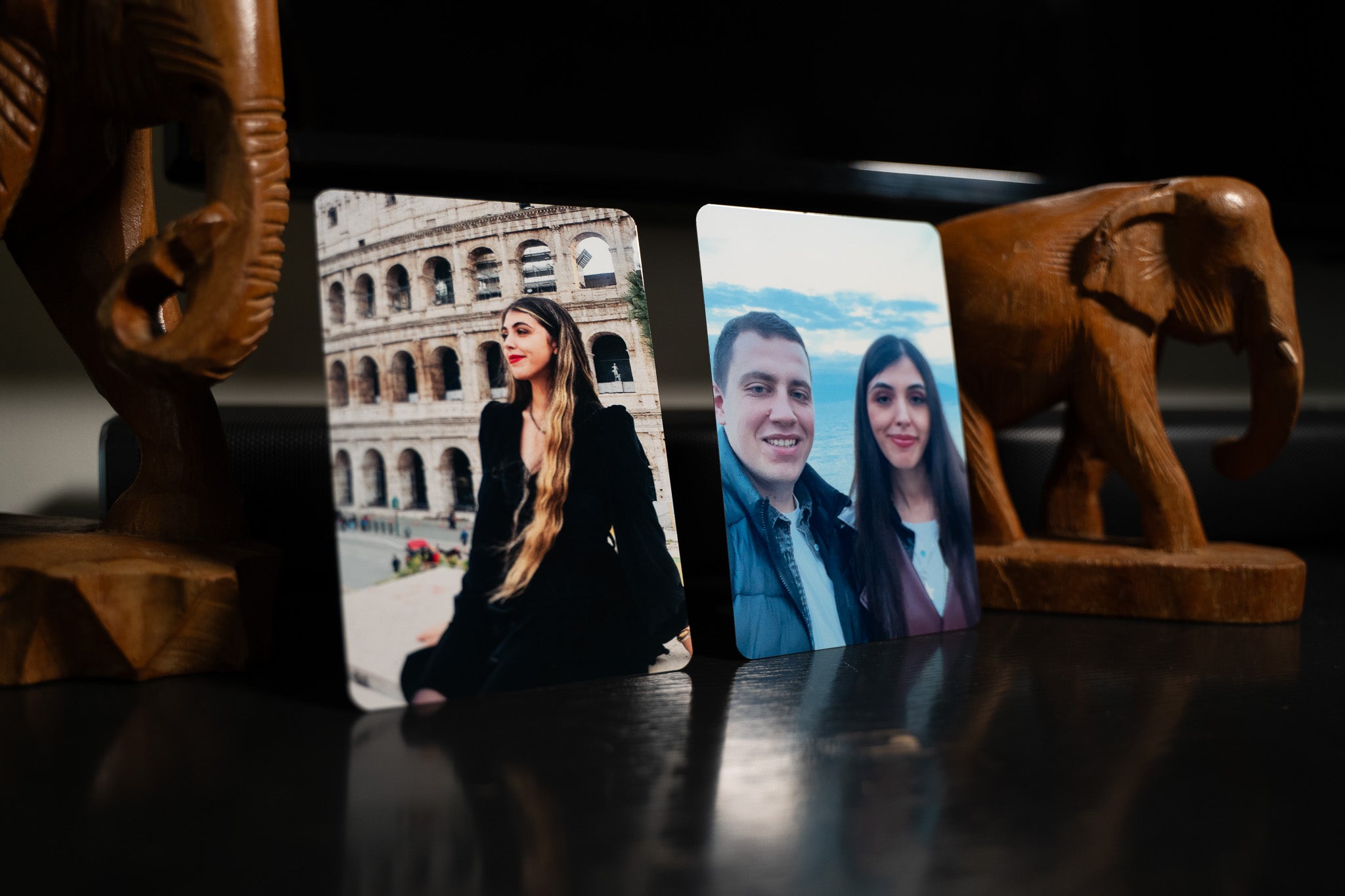 Two small glossy metal photos—Colosseum scene and couple portrait—demonstrate versatile gift sizes.