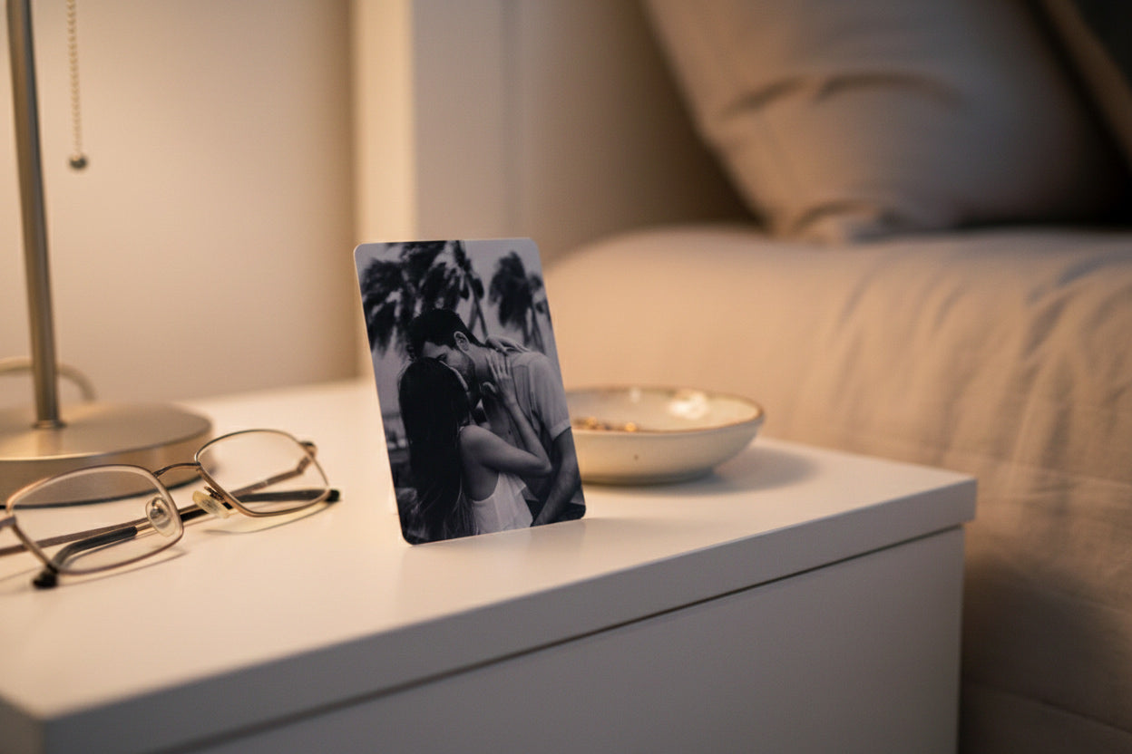 Bolot Studio impresión metálica en mesita noche – regalo pareja romántico decoración dormitorio metal